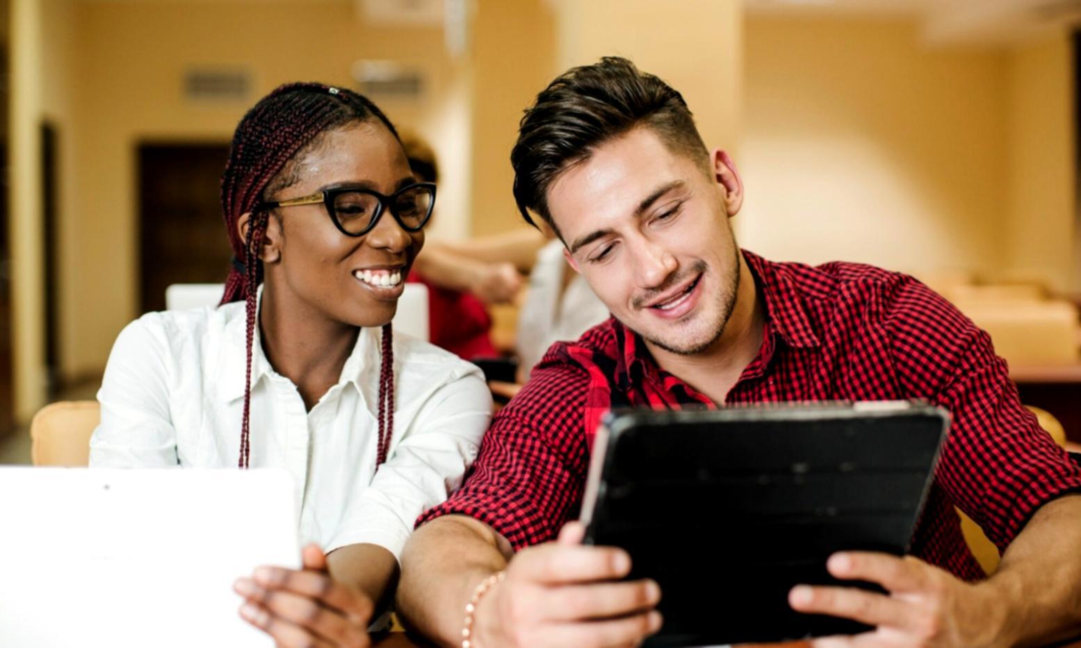 Participant travaillant sur un projet financier personnalisé dans un espace d'apprentissage collaboratif